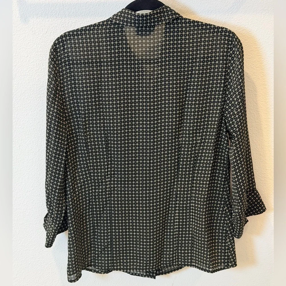Ann Taylor LOFT Black & Ivory Geo Print Button Blouse Size 10 - Picture 3 of 5